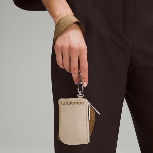 LULULEMON DUAL POUCH WRISTLET IN ALLSPICE/TRENCH - Picture 3 of 8